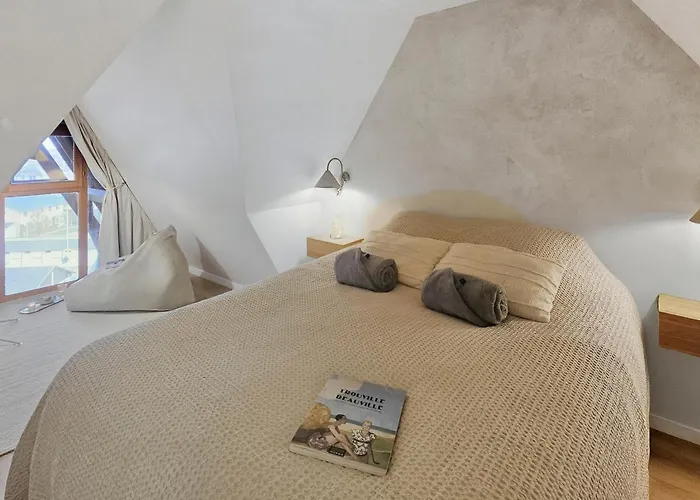 Piscine, Balcon, Stationnement, Vue Box Hippodrome